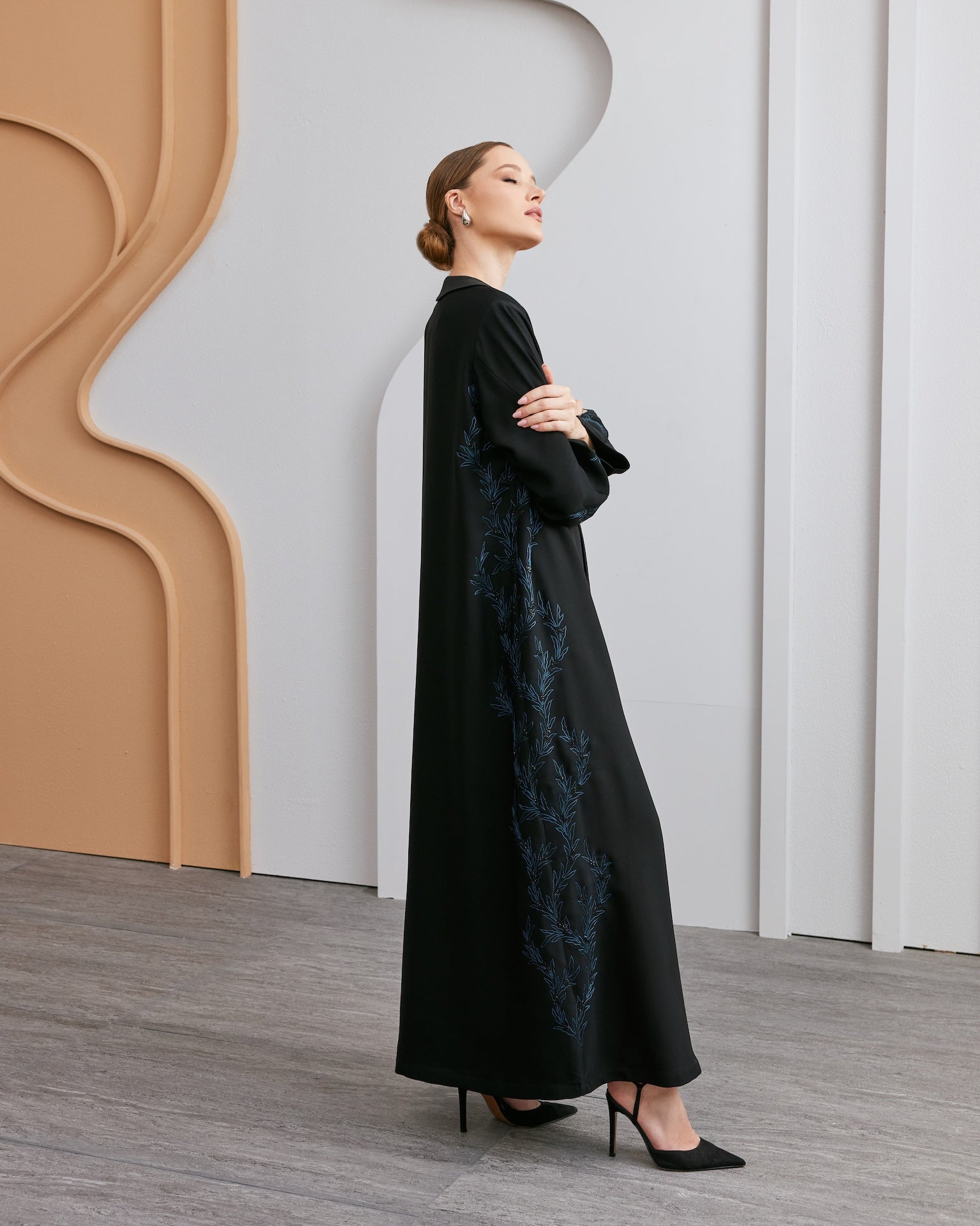Oddny - The McQueen Boutique - Abaya - Abaya Dubai - Abaya Abu Dhabi - Abaya UAE - Abaya - Elegant - Luxury - Emirati - Classic - Modern - Occasion - Traditional - Trends - Embroidery - Modes