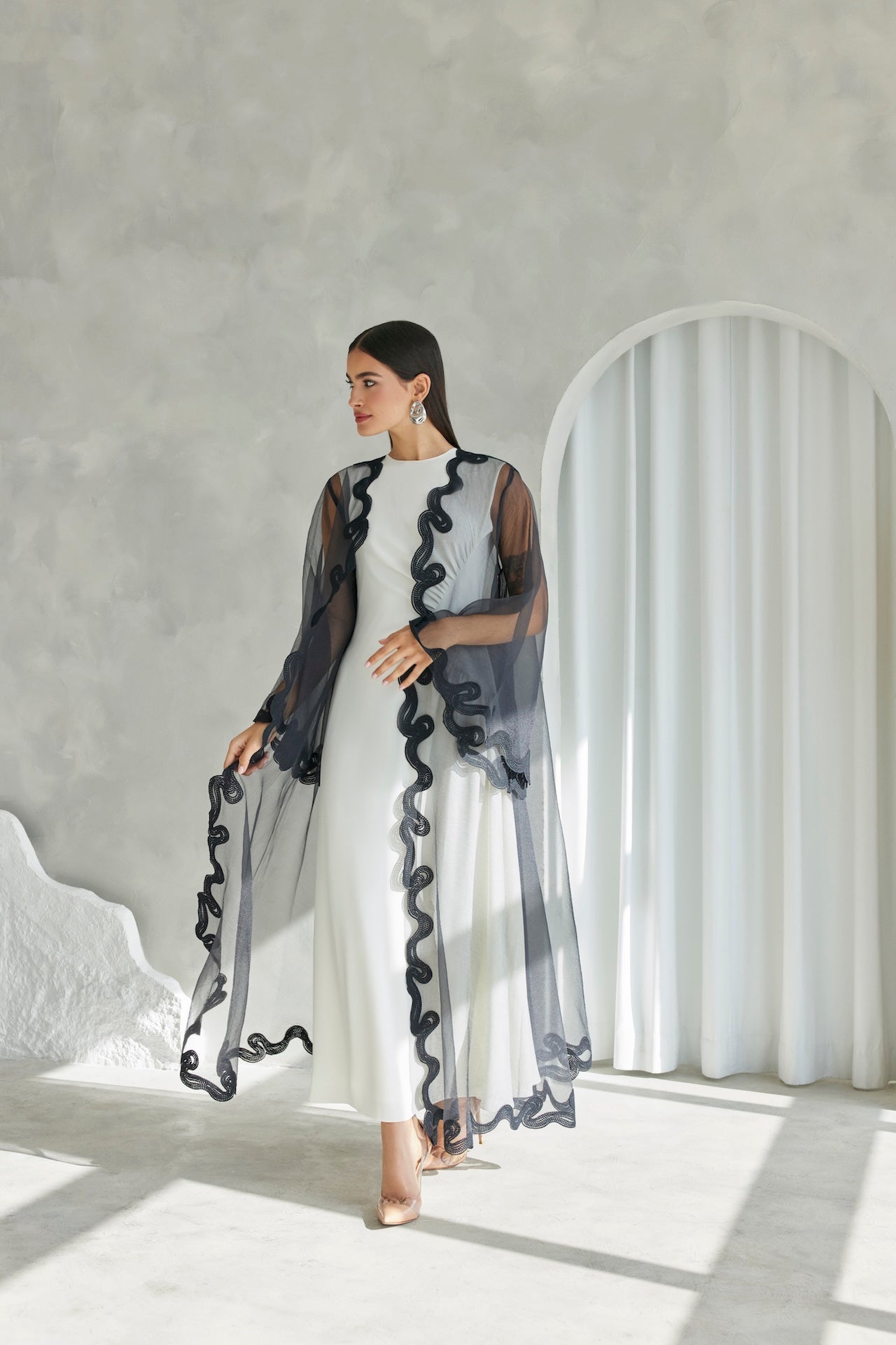 Veilora - The McQueen Boutique - Abaya - Abaya Dubai - Abaya Abu Dhabi - Abaya UAE - Abaya - Elegant - Luxury - Emirati - Classic - Modern - Occasion - Traditional - Trends - Embroidery - Modes