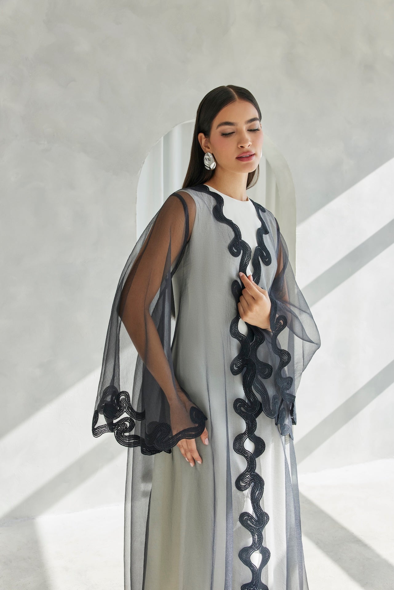 Veilora - The McQueen Boutique - Abaya - Abaya Dubai - Abaya Abu Dhabi - Abaya UAE - Abaya - Elegant - Luxury - Emirati - Classic - Modern - Occasion - Traditional - Trends - Embroidery - Modes