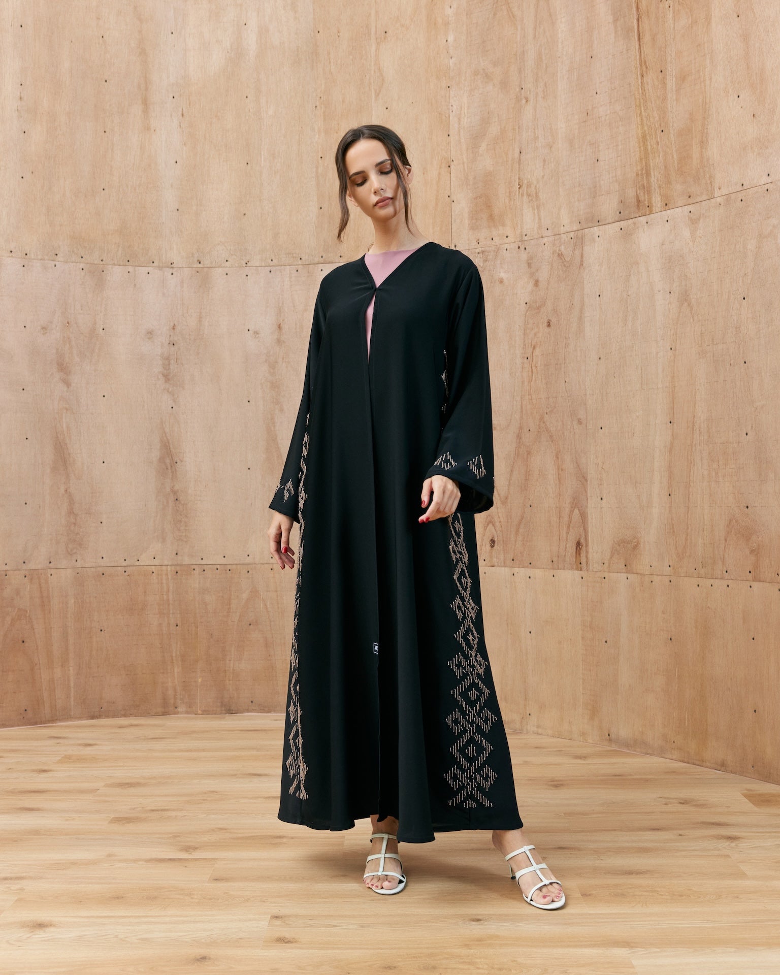 Aleena - The McQueen Boutique - Abaya - Abaya Dubai - Abaya Abu Dhabi - Abaya UAE - Abaya - Elegant - Luxury - Emirati - Classic - Modern - Occasion - Traditional - Trends - Embroidery - Modes