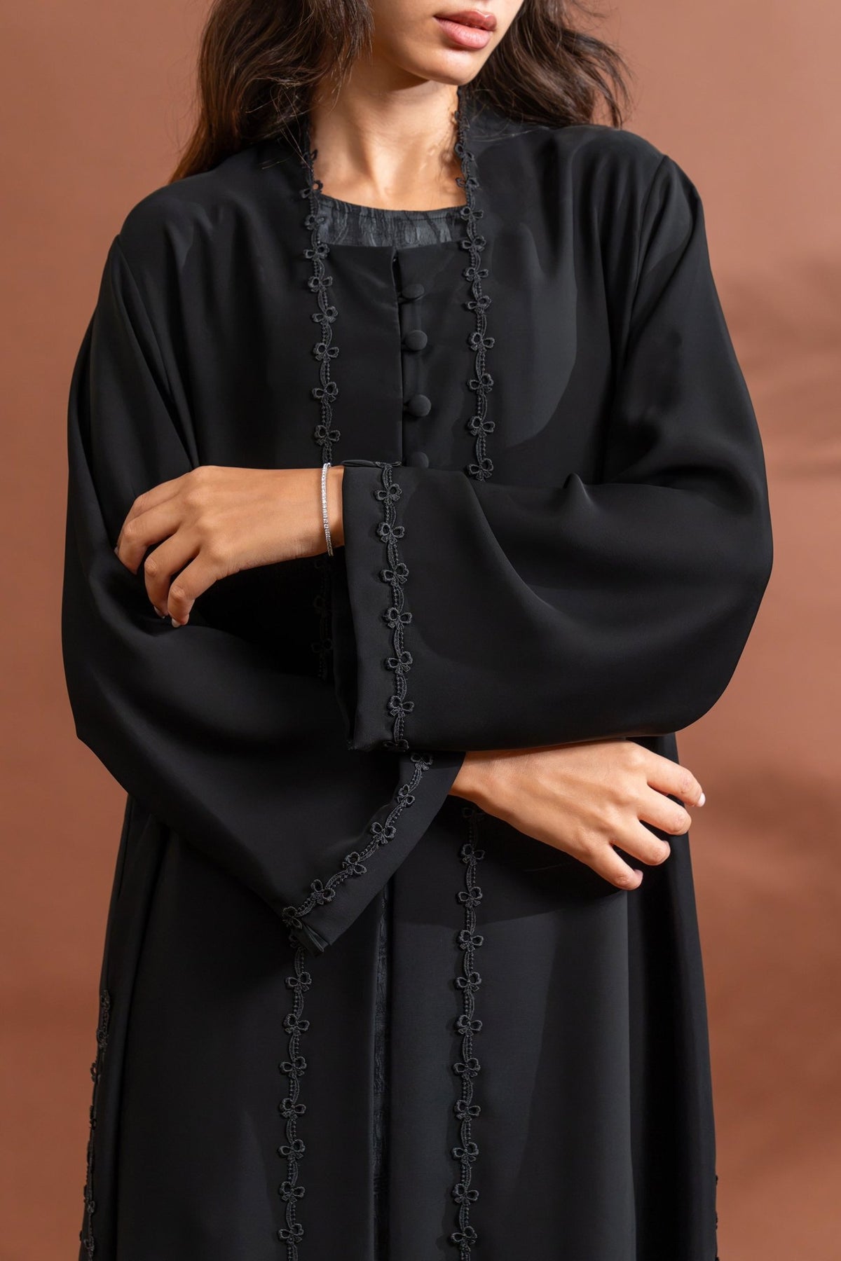 Alma - The McQueen Boutique - Abaya - Abaya Dubai - Abaya Abu Dhabi - Abaya UAE - Abaya - Elegant - Luxury - Emirati - Classic - Modern - Occasion - Traditional - Trends - Embroidery - Modes
