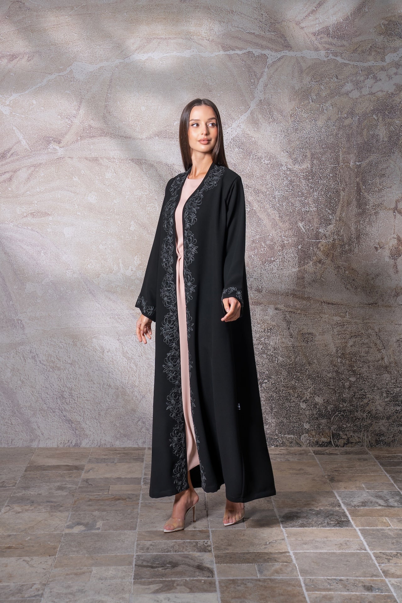 Amarise - The McQueen Boutique - Abaya - Abaya Dubai - Abaya Abu Dhabi - Abaya UAE - Abaya - Elegant - Luxury - Emirati - Classic - Modern - Occasion - Traditional - Trends - Embroidery - Modes