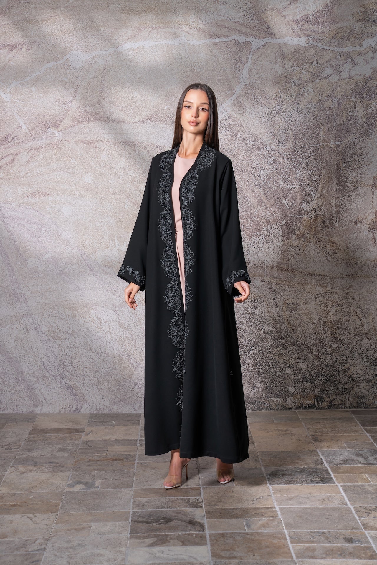 Amarise - The McQueen Boutique - Abaya - Abaya Dubai - Abaya Abu Dhabi - Abaya UAE - Abaya - Elegant - Luxury - Emirati - Classic - Modern - Occasion - Traditional - Trends - Embroidery - Modes