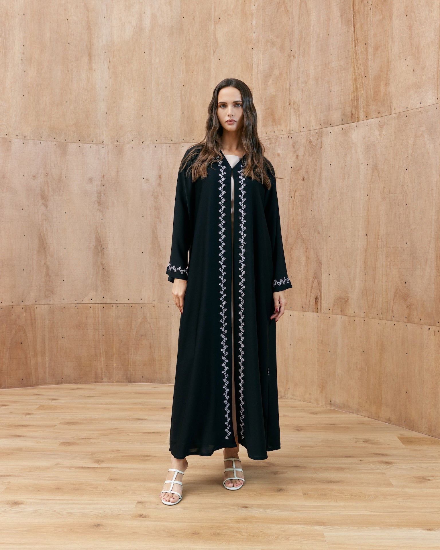 Ayla - The McQueen Boutique - Abaya - Abaya Dubai - Abaya Abu Dhabi - Abaya UAE - Abaya - Elegant - Luxury - Emirati - Classic - Modern - Occasion - Traditional - Trends - Embroidery - Modes