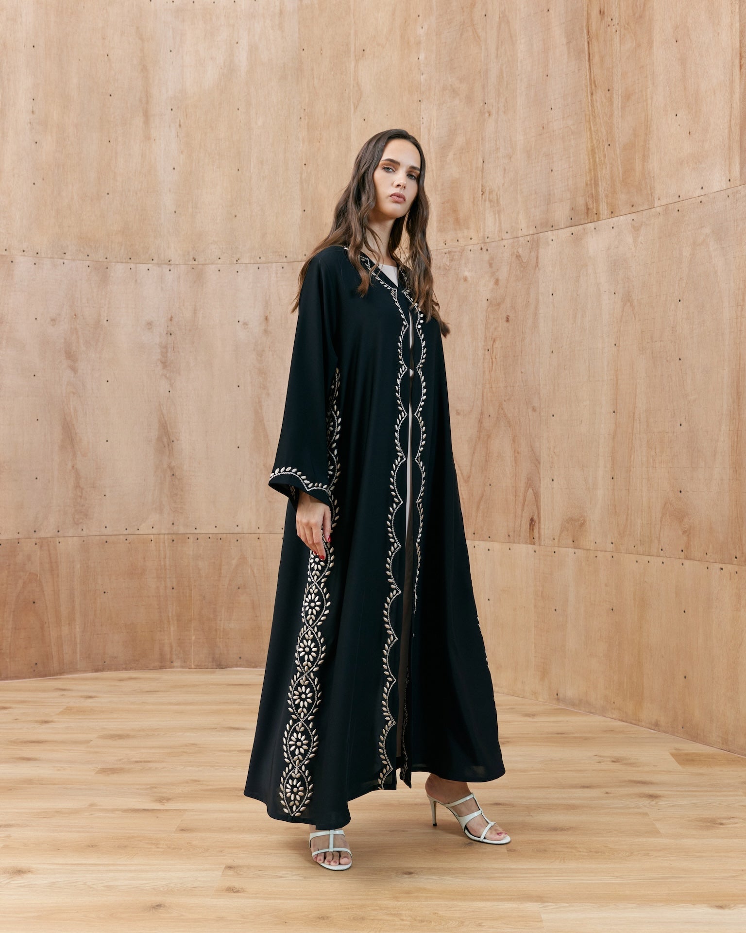 Clara - The McQueen Boutique - Abaya - Abaya Dubai - Abaya Abu Dhabi - Abaya UAE - Abaya - Elegant - Luxury - Emirati - Classic - Modern - Occasion - Traditional - Trends - Embroidery - Modes