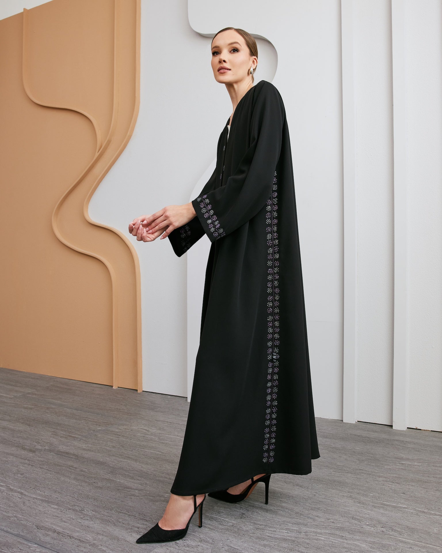 Fareeh - The McQueen Boutique - Abaya - Abaya Dubai - Abaya Abu Dhabi - Abaya UAE - Abaya - Elegant - Luxury - Emirati - Classic - Modern - Occasion - Traditional - Trends - Embroidery - Modes