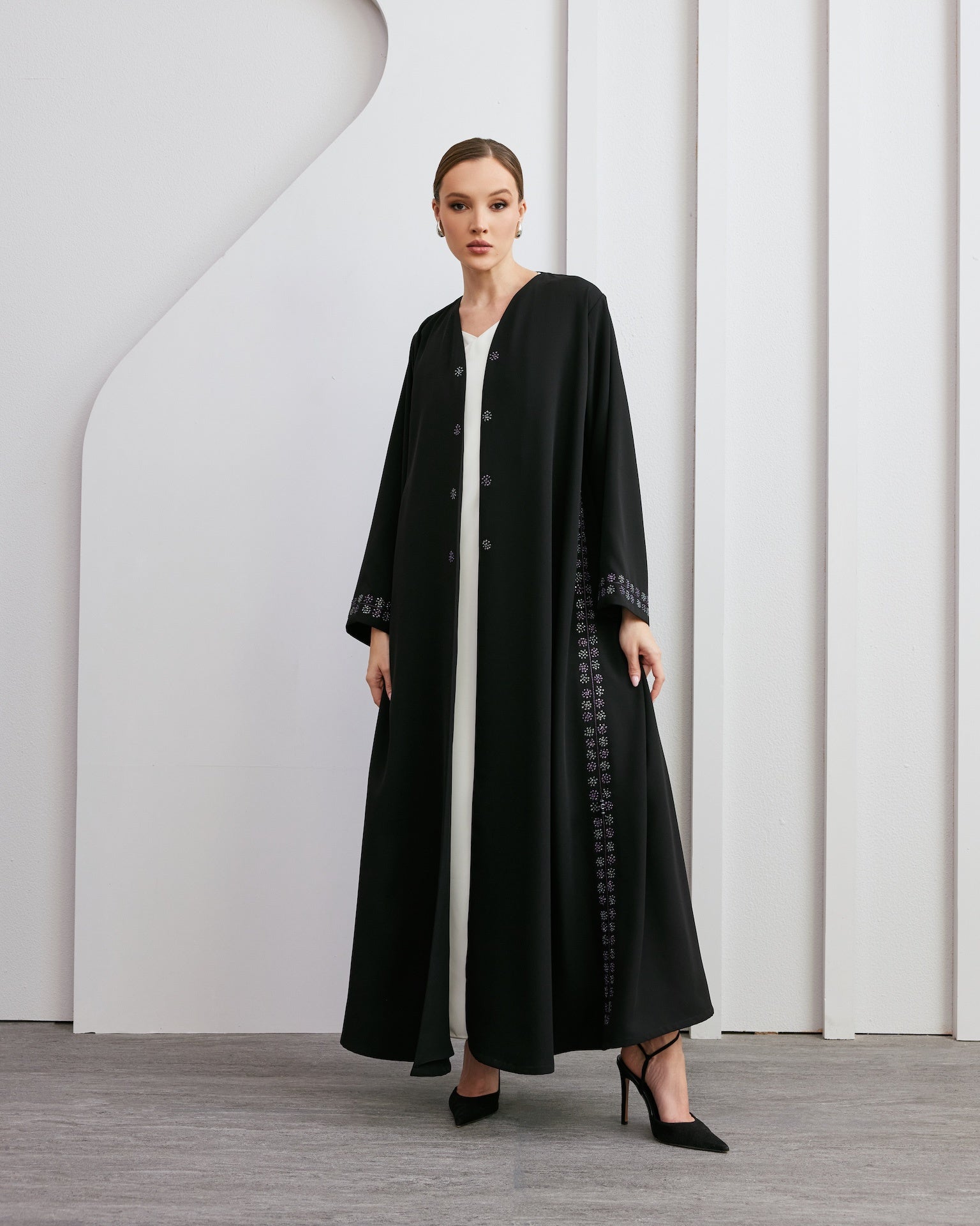 Fareeh - The McQueen Boutique - Abaya - Abaya Dubai - Abaya Abu Dhabi - Abaya UAE - Abaya - Elegant - Luxury - Emirati - Classic - Modern - Occasion - Traditional - Trends - Embroidery - Modes