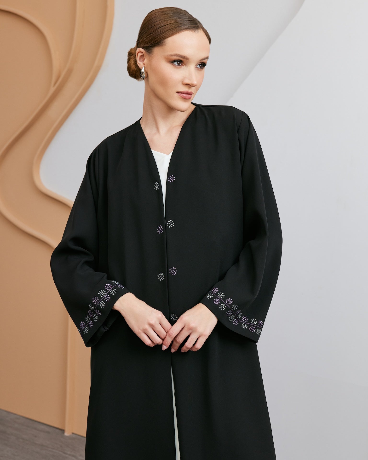 Fareeh - The McQueen Boutique - Abaya - Abaya Dubai - Abaya Abu Dhabi - Abaya UAE - Abaya - Elegant - Luxury - Emirati - Classic - Modern - Occasion - Traditional - Trends - Embroidery - Modes