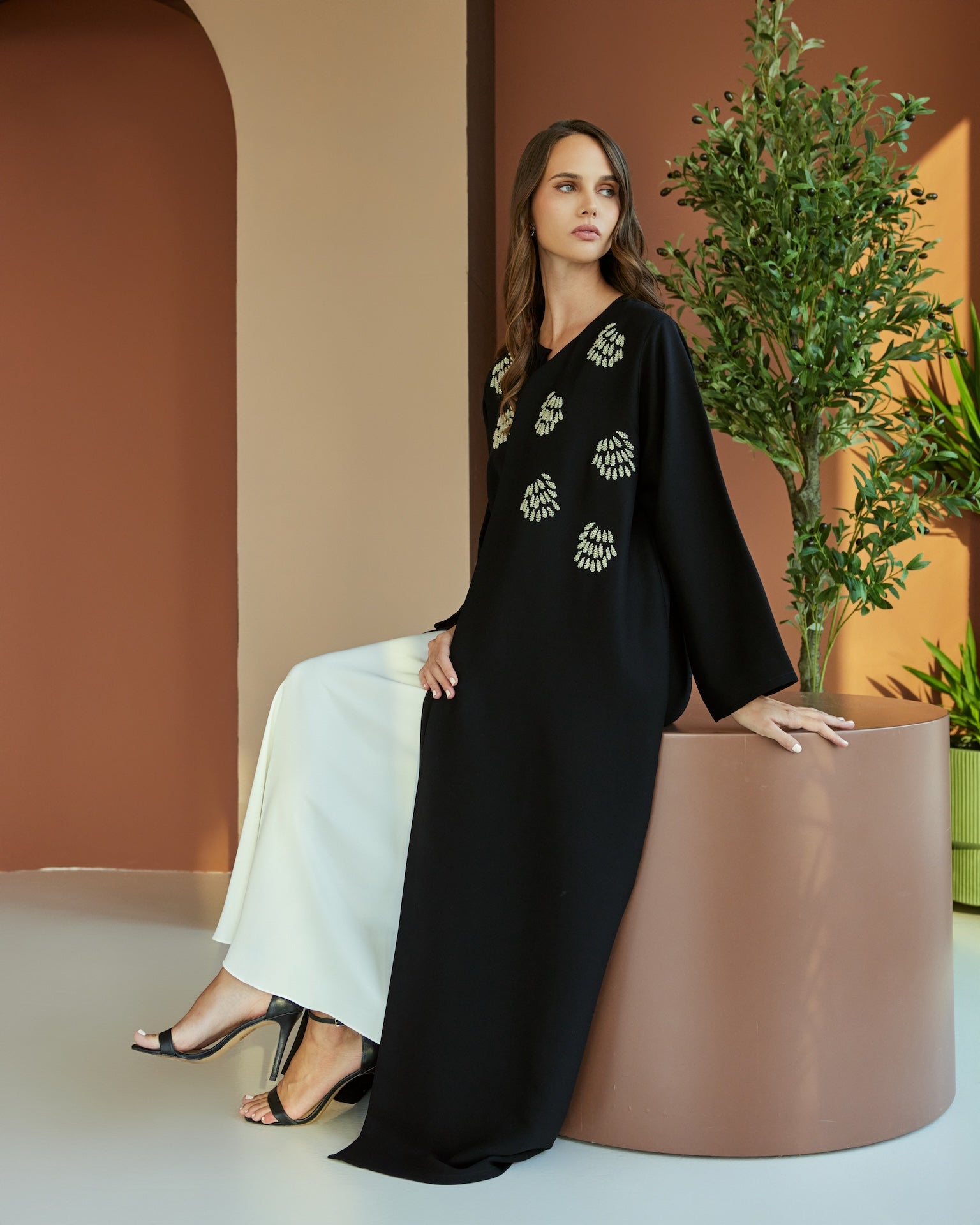 Giulia - The McQueen Boutique - Abaya - Abaya Dubai - Abaya Abu Dhabi - Abaya UAE - Abaya - Elegant - Luxury - Emirati - Classic - Modern - Occasion - Traditional - Trends - Embroidery - Modes