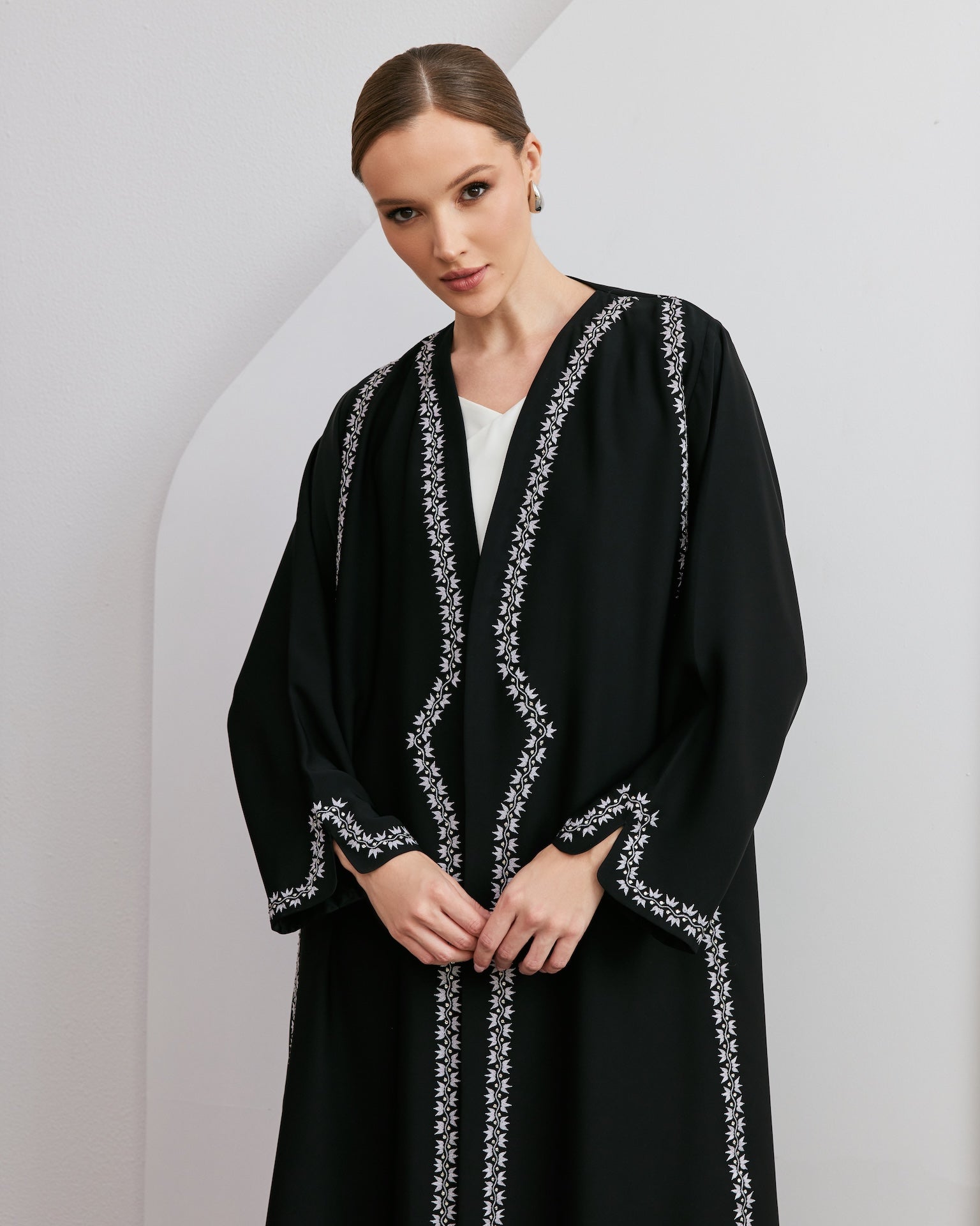 Husniya - The McQueen Boutique - Abaya - Abaya Dubai - Abaya Abu Dhabi - Abaya UAE - Abaya - Elegant - Luxury - Emirati - Classic - Modern - Occasion - Traditional - Trends - Embroidery - Modes
