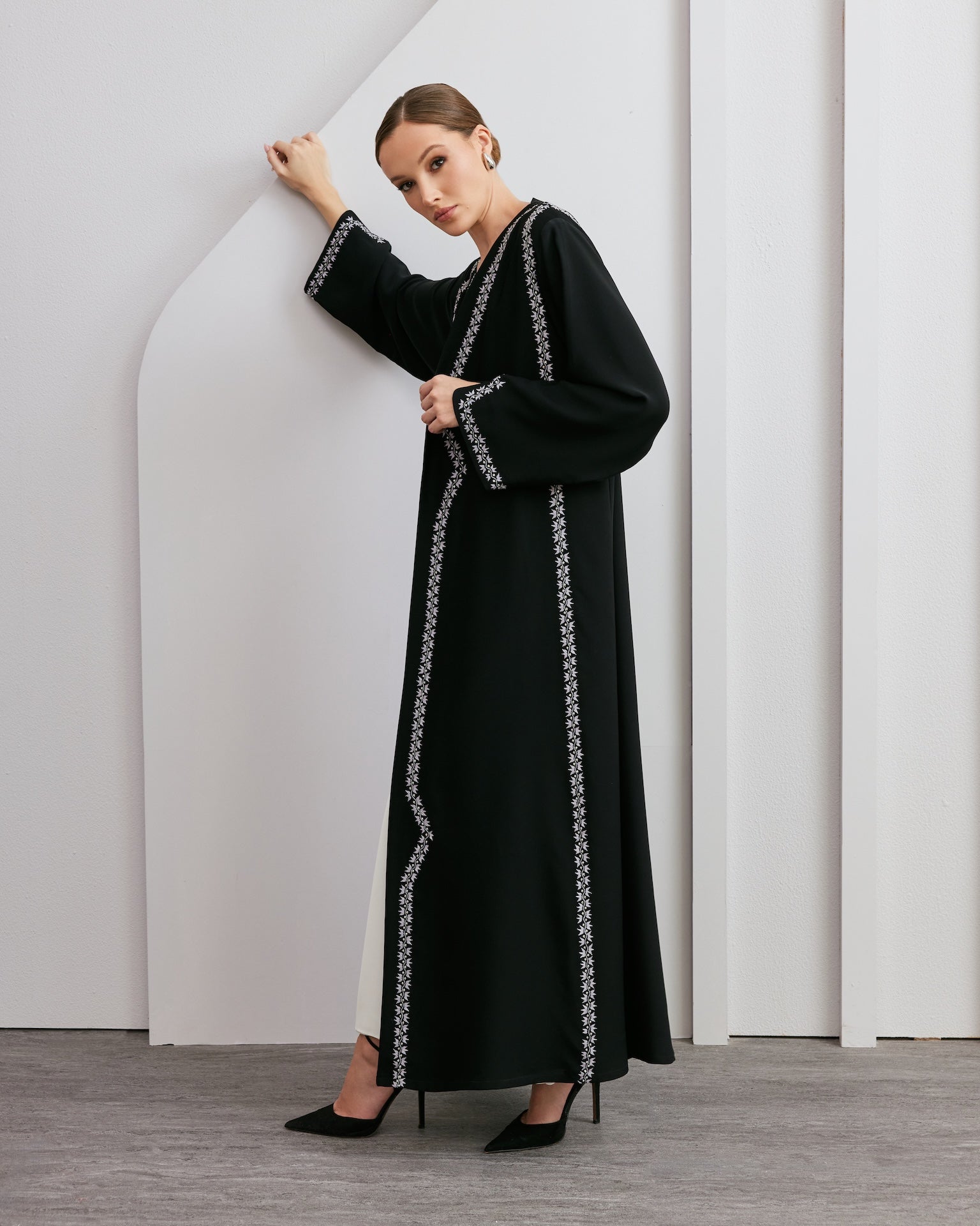 Husniya - The McQueen Boutique - Abaya - Abaya Dubai - Abaya Abu Dhabi - Abaya UAE - Abaya - Elegant - Luxury - Emirati - Classic - Modern - Occasion - Traditional - Trends - Embroidery - Modes