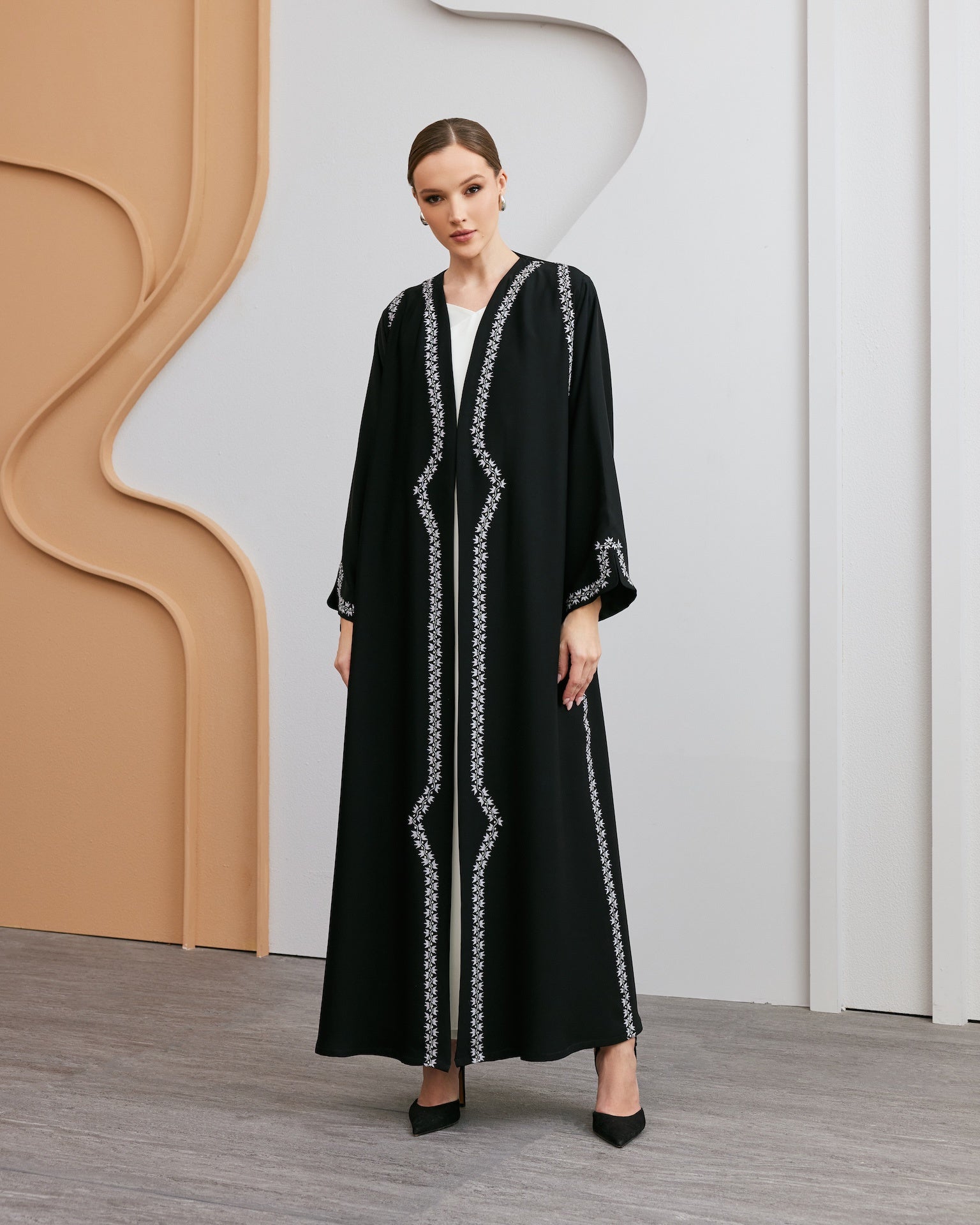 Husniya - The McQueen Boutique - Abaya - Abaya Dubai - Abaya Abu Dhabi - Abaya UAE - Abaya - Elegant - Luxury - Emirati - Classic - Modern - Occasion - Traditional - Trends - Embroidery - Modes