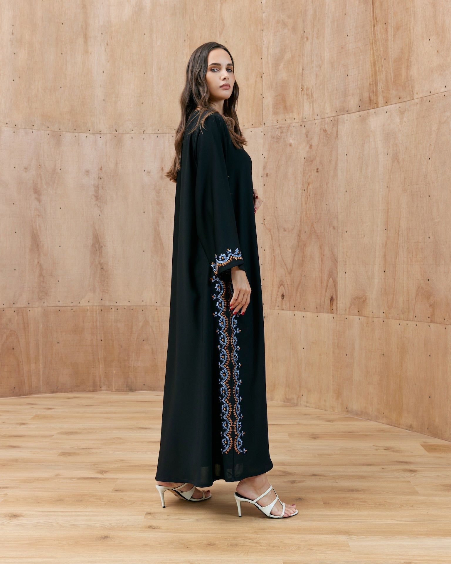 Lilla - The McQueen Boutique - Abaya - Abaya Dubai - Abaya Abu Dhabi - Abaya UAE - Abaya - Elegant - Luxury - Emirati - Classic - Modern - Occasion - Traditional - Trends - Embroidery - Modes