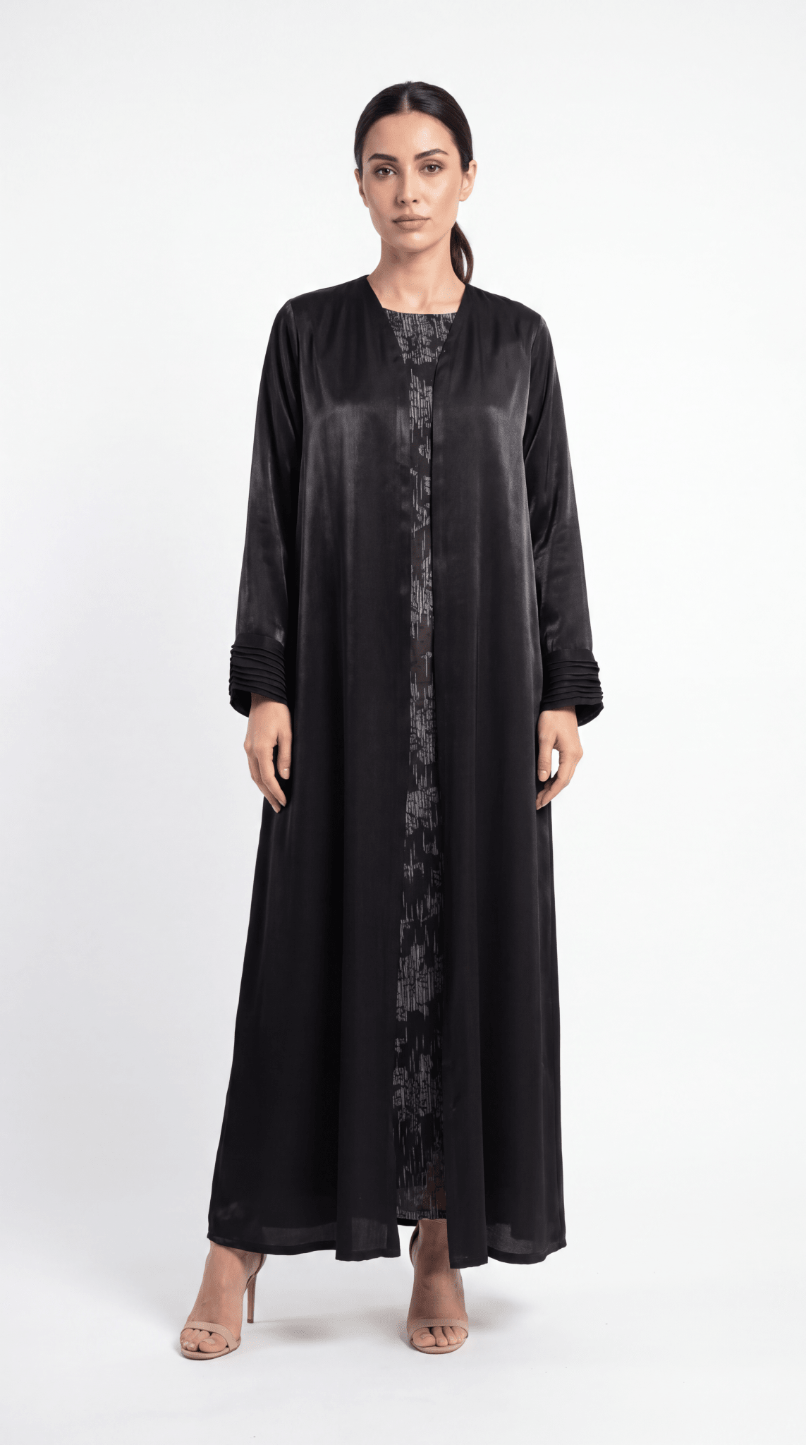 Maha - The McQueen Boutique - Abaya - Abaya Dubai - Abaya Abu Dhabi - Abaya UAE - Abaya - Elegant - Luxury - Emirati - Classic - Modern - Occasion - Traditional - Trends - Embroidery - Modes