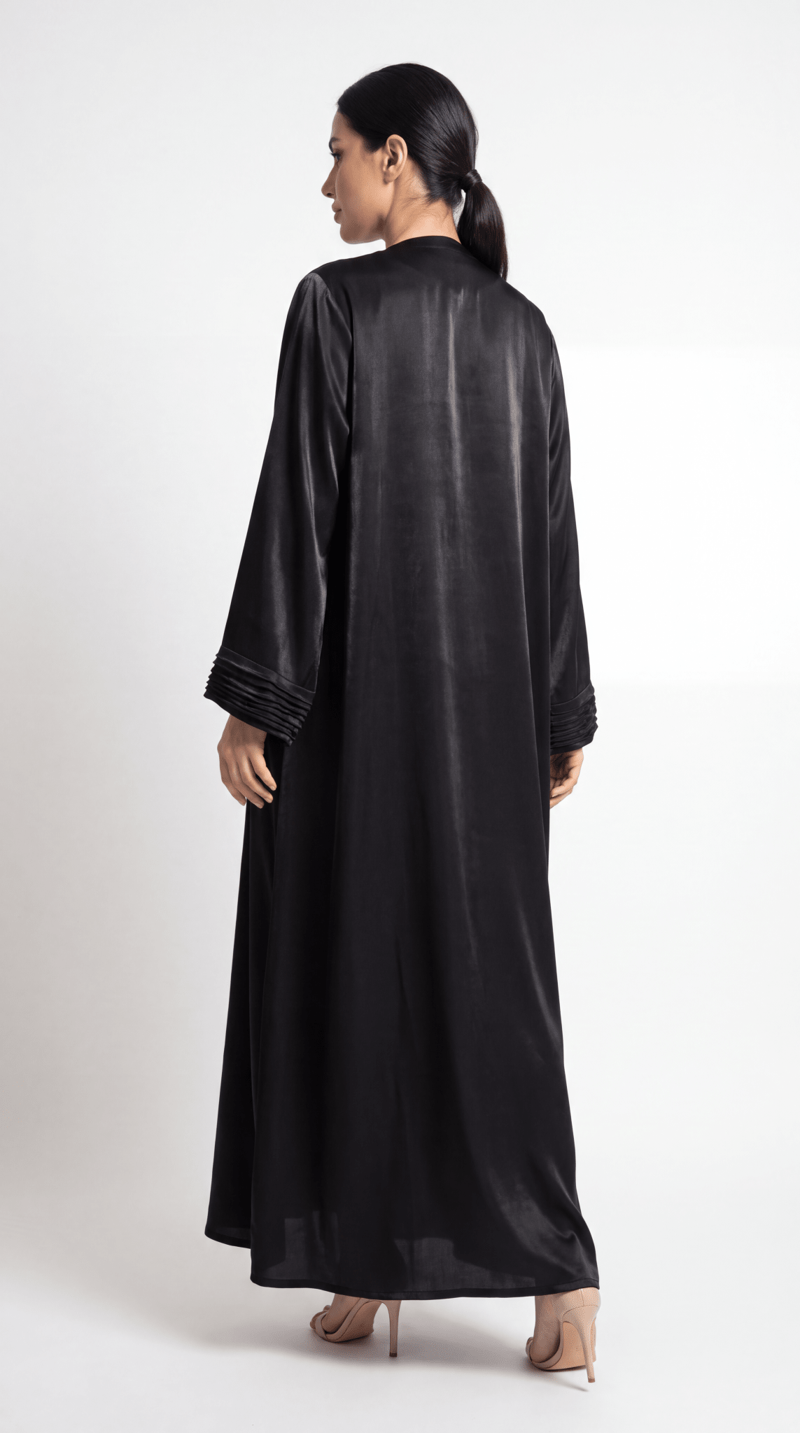 Maha - The McQueen Boutique - Abaya - Abaya Dubai - Abaya Abu Dhabi - Abaya UAE - Abaya - Elegant - Luxury - Emirati - Classic - Modern - Occasion - Traditional - Trends - Embroidery - Modes