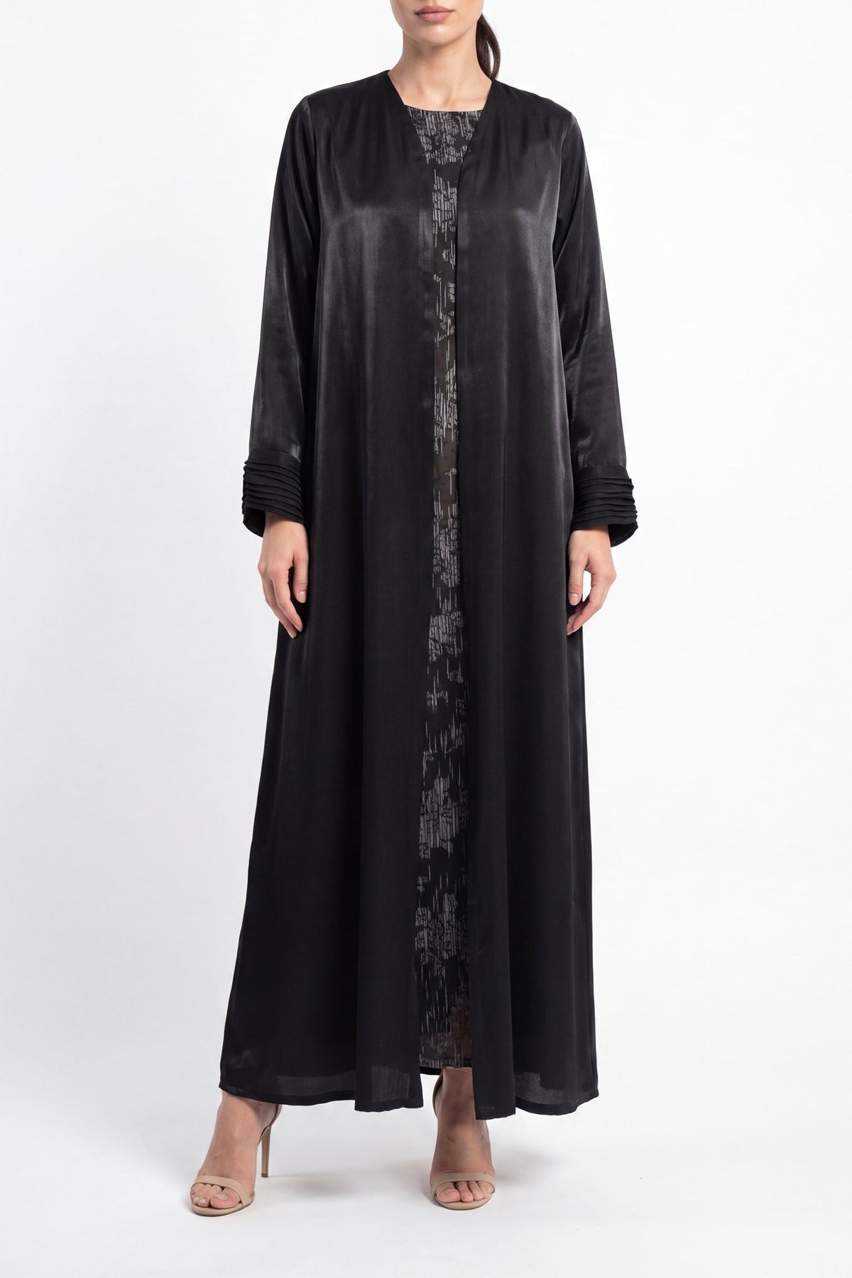 Maha - The McQueen Boutique - Abaya - Abaya Dubai - Abaya Abu Dhabi - Abaya UAE - Abaya - Elegant - Luxury - Emirati - Classic - Modern - Occasion - Traditional - Trends - Embroidery - Modes