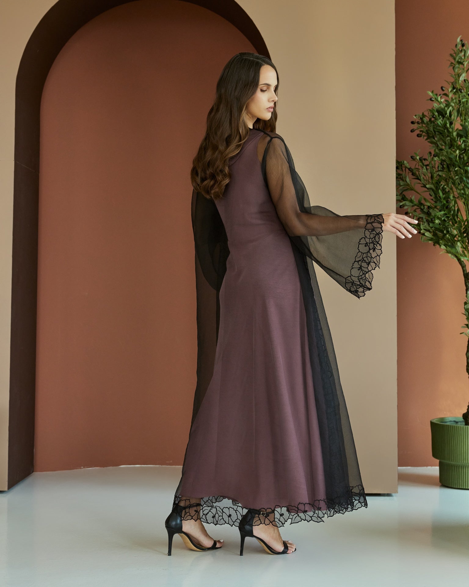 Massimo - The McQueen Boutique - Abaya - Abaya Dubai - Abaya Abu Dhabi - Abaya UAE - Abaya - Elegant - Luxury - Emirati - Classic - Modern - Occasion - Traditional - Trends - Embroidery - Modes