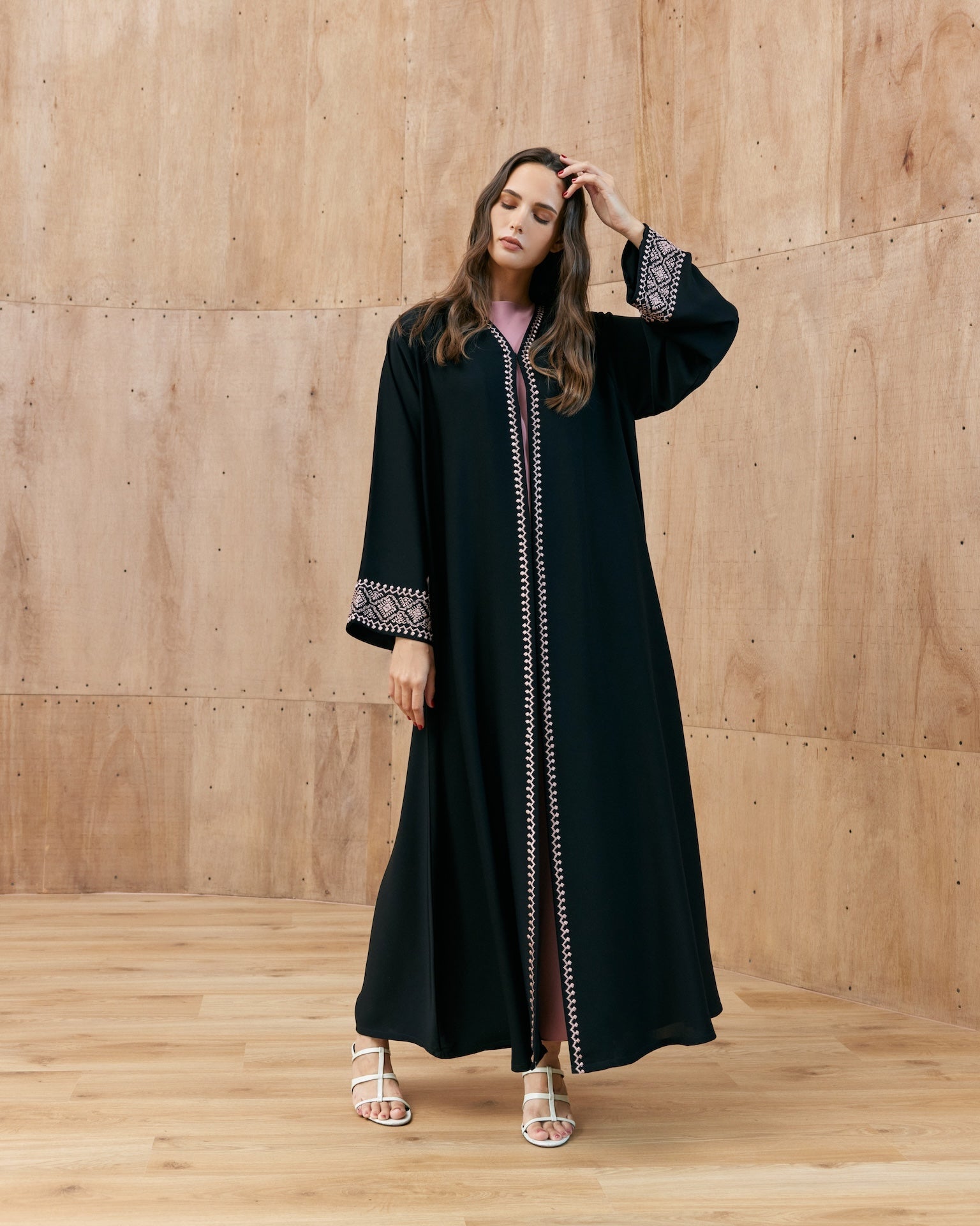 Mian - The McQueen Boutique - Abaya - Abaya Dubai - Abaya Abu Dhabi - Abaya UAE - Abaya - Elegant - Luxury - Emirati - Classic - Modern - Occasion - Traditional - Trends - Embroidery - Modes