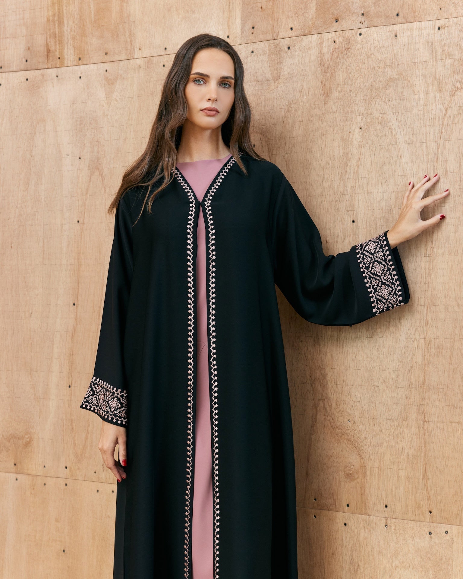 Mian - The McQueen Boutique - Abaya - Abaya Dubai - Abaya Abu Dhabi - Abaya UAE - Abaya - Elegant - Luxury - Emirati - Classic - Modern - Occasion - Traditional - Trends - Embroidery - Modes