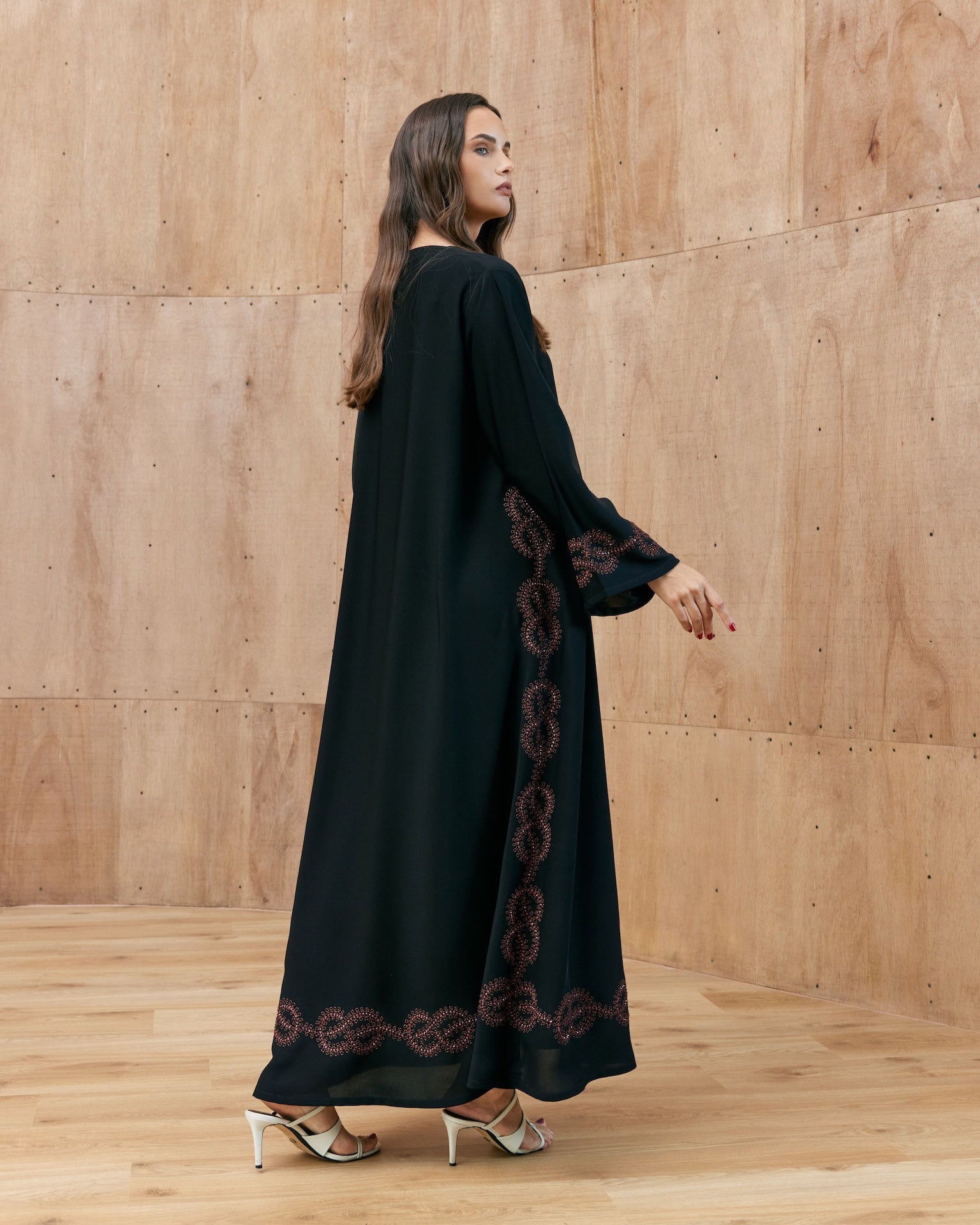 Moirah - The McQueen Boutique - Abaya - Abaya Dubai - Abaya Abu Dhabi - Abaya UAE - Abaya - Elegant - Luxury - Emirati - Classic - Modern - Occasion - Traditional - Trends - Embroidery - Modes