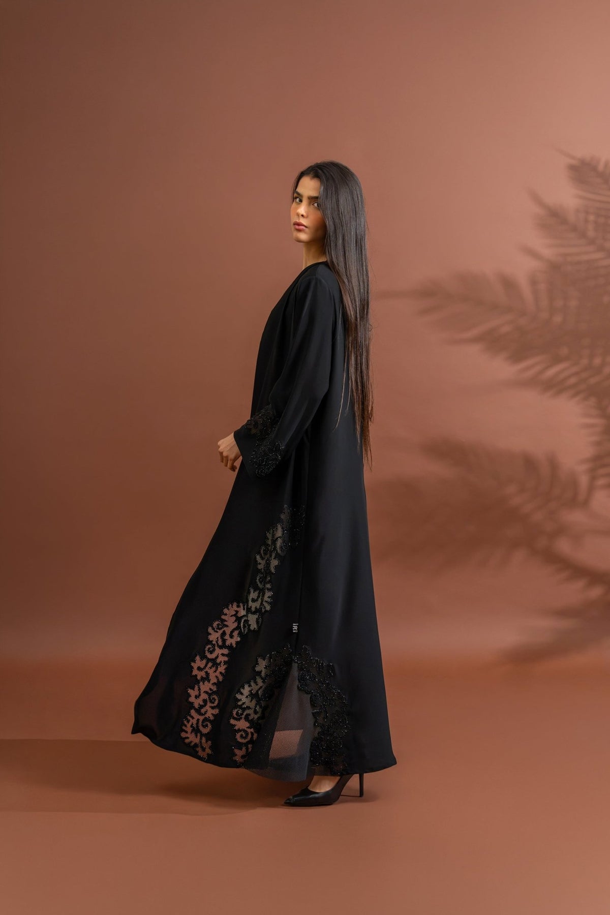 Naya - The McQueen Boutique - Abaya - Abaya Dubai - Abaya Abu Dhabi - Abaya UAE - Abaya - Elegant - Luxury - Emirati - Classic - Modern - Occasion - Traditional - Trends - Embroidery - Modes