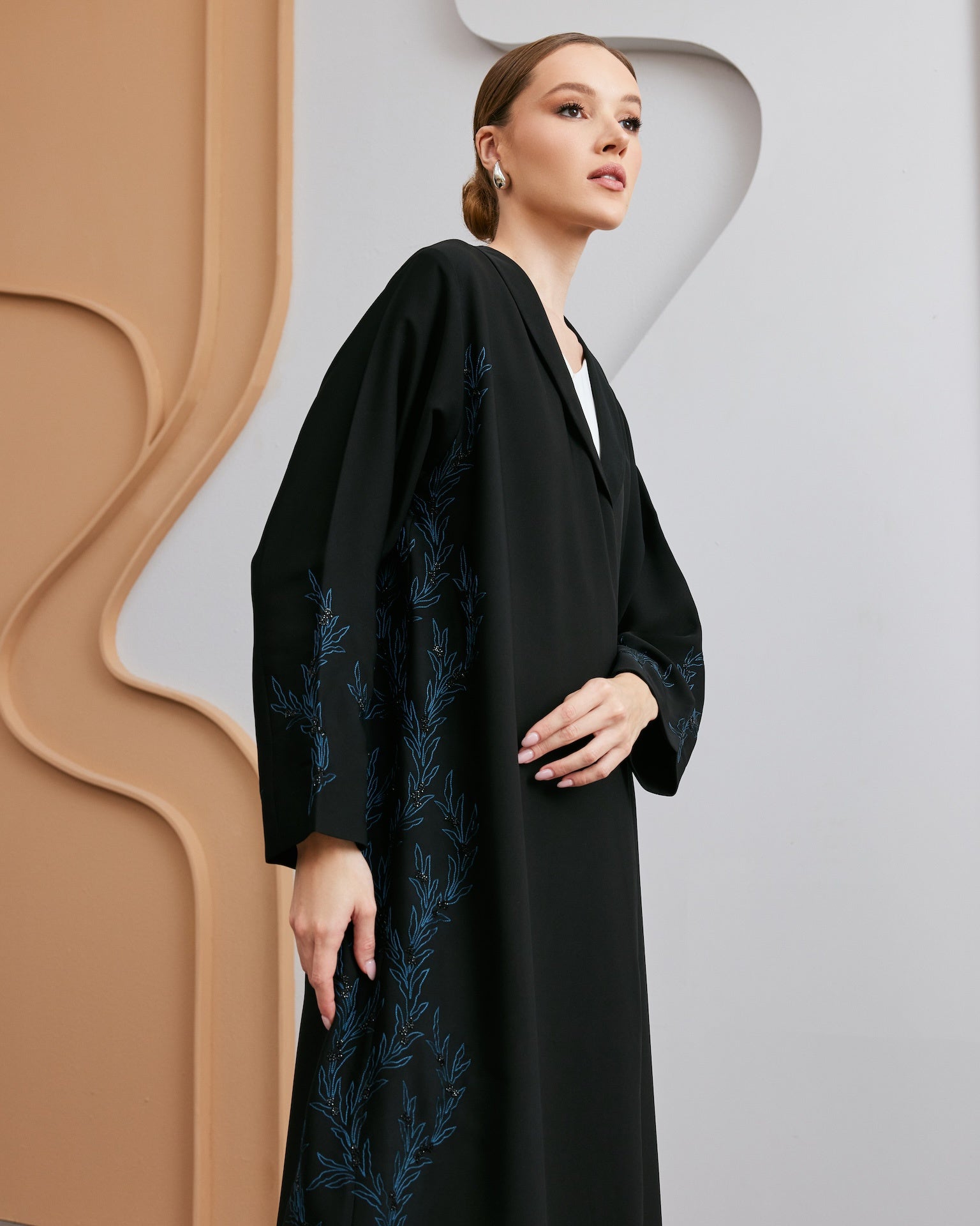 Oddny - The McQueen Boutique - Abaya - Abaya Dubai - Abaya Abu Dhabi - Abaya UAE - Abaya - Elegant - Luxury - Emirati - Classic - Modern - Occasion - Traditional - Trends - Embroidery - Modes