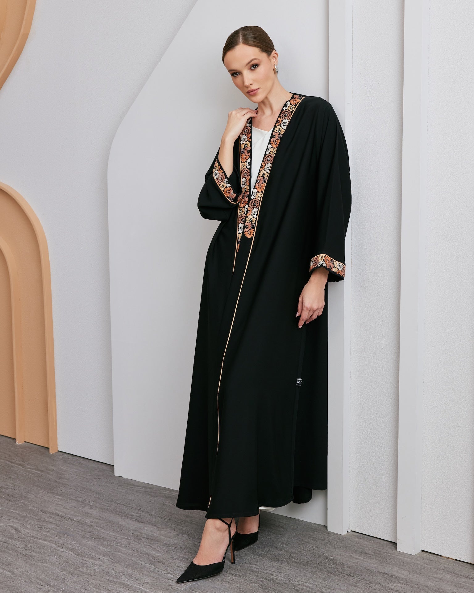 Oleanna - The McQueen Boutique - Abaya - Abaya Dubai - Abaya Abu Dhabi - Abaya UAE - Abaya - Elegant - Luxury - Emirati - Classic - Modern - Occasion - Traditional - Trends - Embroidery - Modes