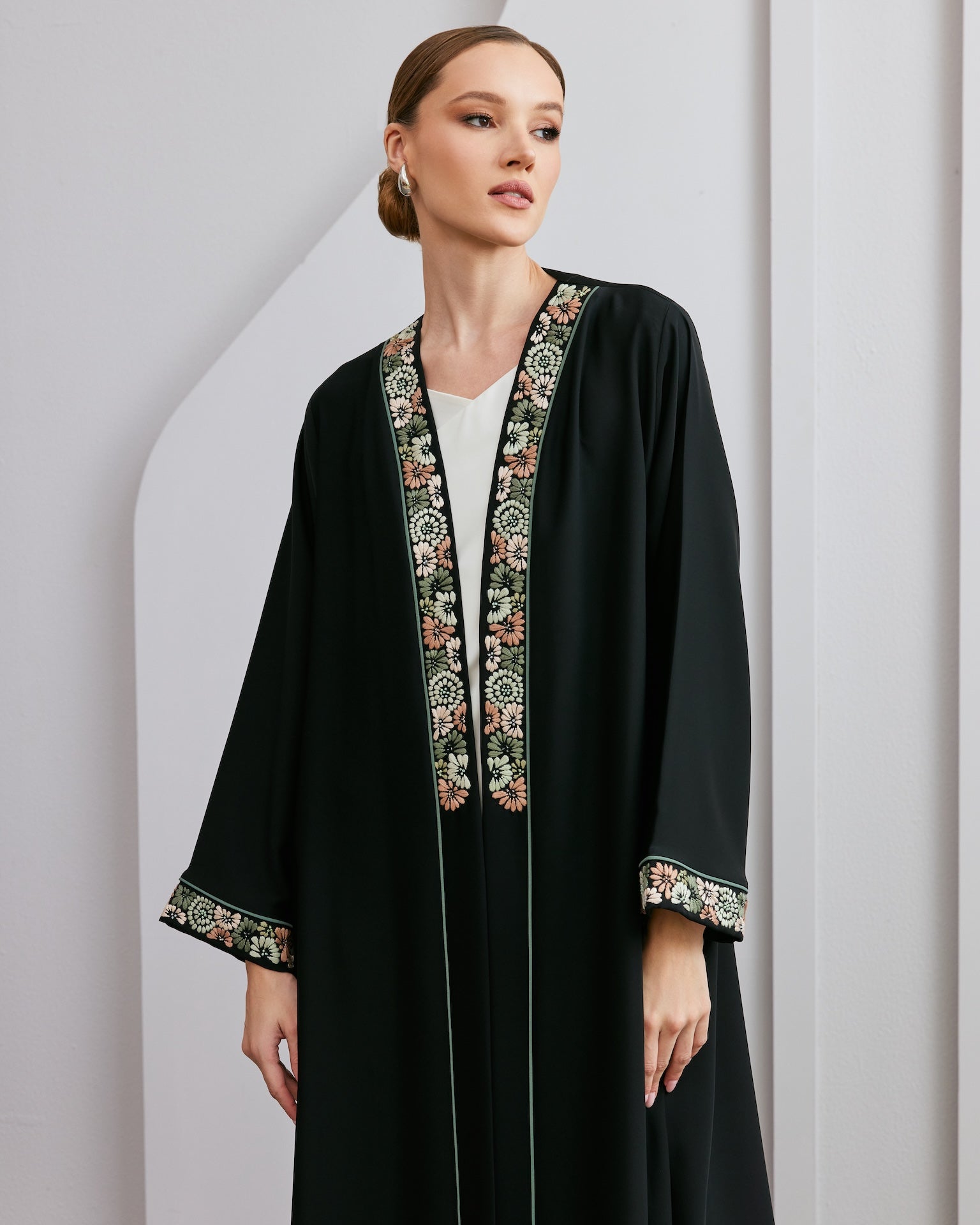 Oleanna - The McQueen Boutique - Abaya - Abaya Dubai - Abaya Abu Dhabi - Abaya UAE - Abaya - Elegant - Luxury - Emirati - Classic - Modern - Occasion - Traditional - Trends - Embroidery - Modes