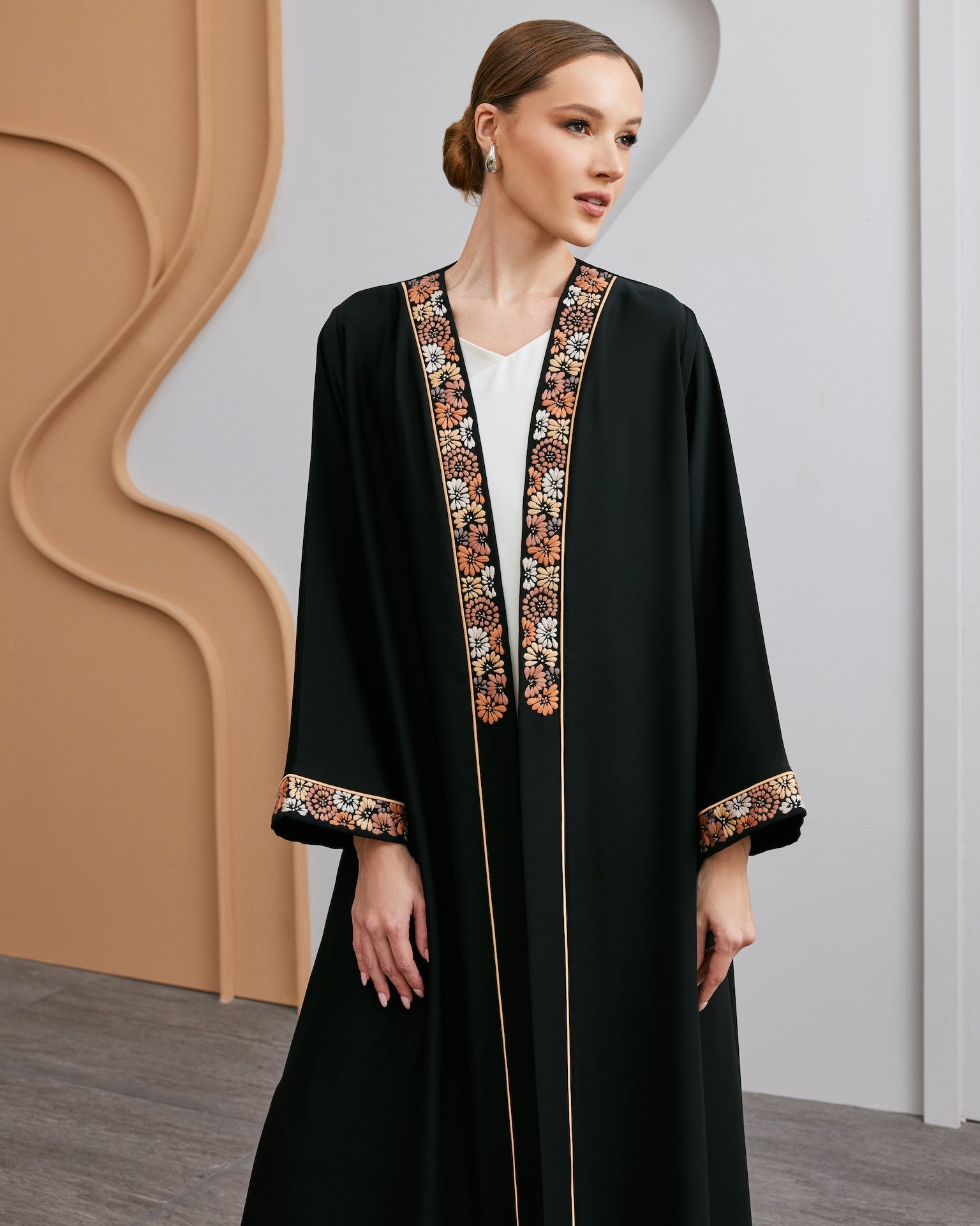 Oleanna - The McQueen Boutique - Abaya - Abaya Dubai - Abaya Abu Dhabi - Abaya UAE - Abaya - Elegant - Luxury - Emirati - Classic - Modern - Occasion - Traditional - Trends - Embroidery - Modes