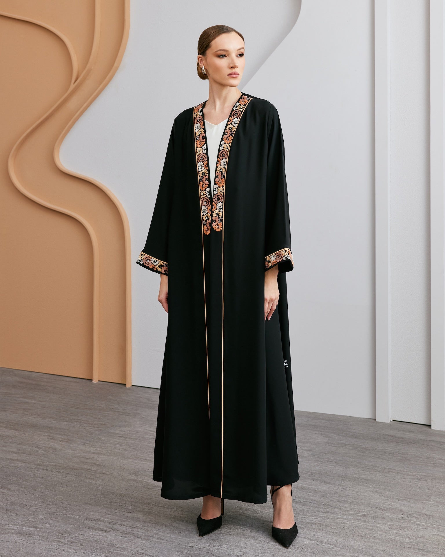 Oleanna - The McQueen Boutique - Abaya - Abaya Dubai - Abaya Abu Dhabi - Abaya UAE - Abaya - Elegant - Luxury - Emirati - Classic - Modern - Occasion - Traditional - Trends - Embroidery - Modes