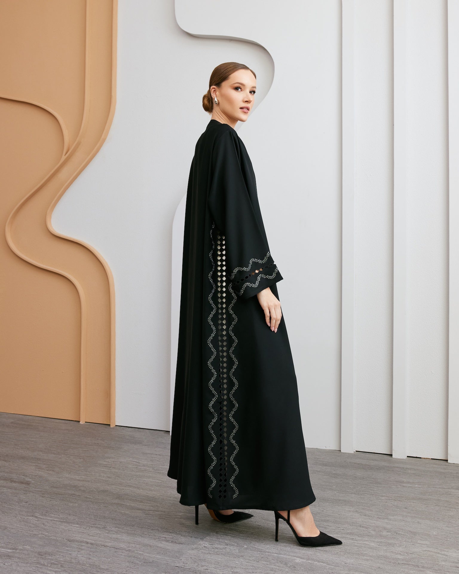 Onora - The McQueen Boutique - Abaya - Abaya Dubai - Abaya Abu Dhabi - Abaya UAE - Abaya - Elegant - Luxury - Emirati - Classic - Modern - Occasion - Traditional - Trends - Embroidery - Modes