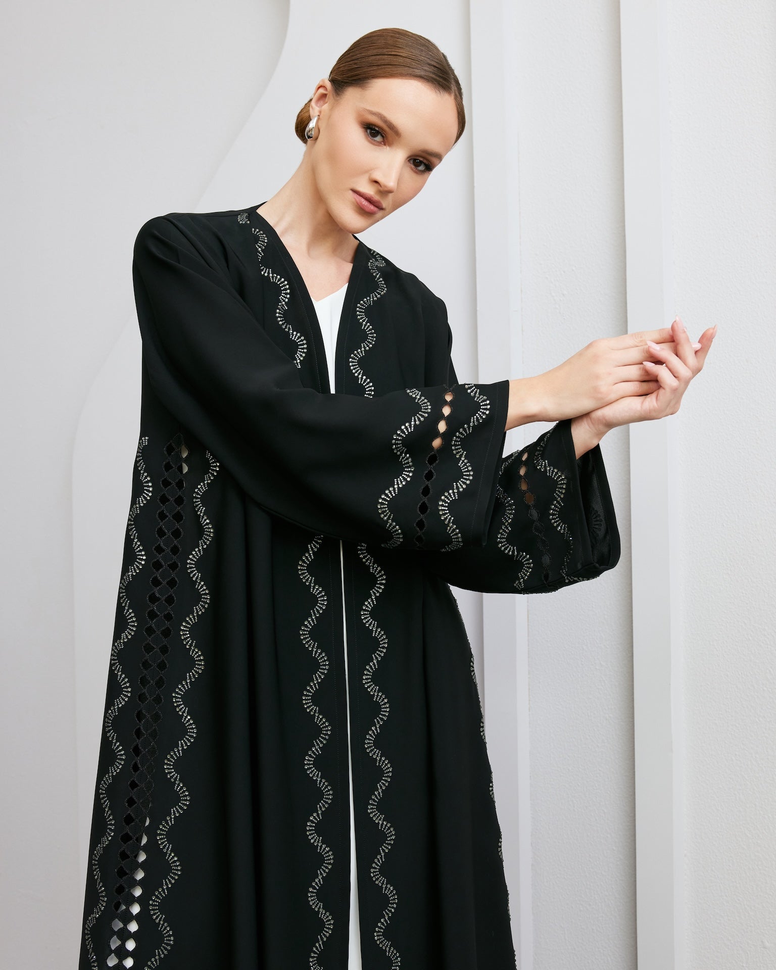 Onora - The McQueen Boutique - Abaya - Abaya Dubai - Abaya Abu Dhabi - Abaya UAE - Abaya - Elegant - Luxury - Emirati - Classic - Modern - Occasion - Traditional - Trends - Embroidery - Modes