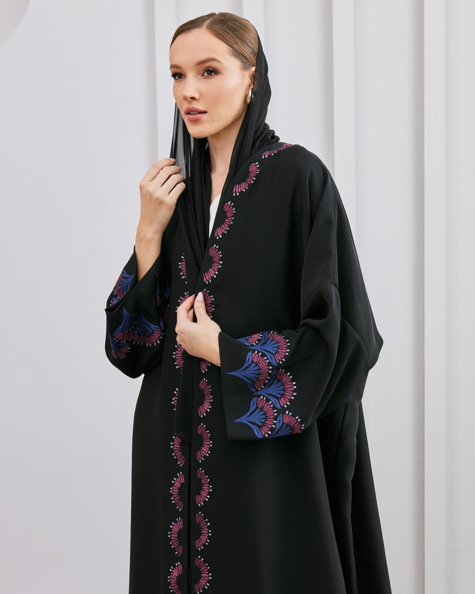 Ravina - The McQueen Boutique - Abaya - Abaya Dubai - Abaya Abu Dhabi - Abaya UAE - Abaya - Elegant - Luxury - Emirati - Classic - Modern - Occasion - Traditional - Trends - Embroidery - Modes