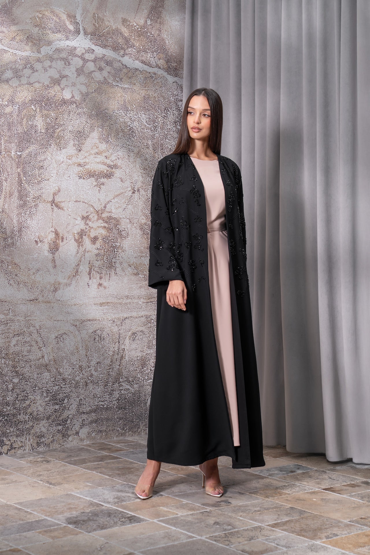 Sorivelle - The McQueen Boutique - Abaya - Abaya Dubai - Abaya Abu Dhabi - Abaya UAE - Abaya - Elegant - Luxury - Emirati - Classic - Modern - Occasion - Traditional - Trends - Embroidery - Modes