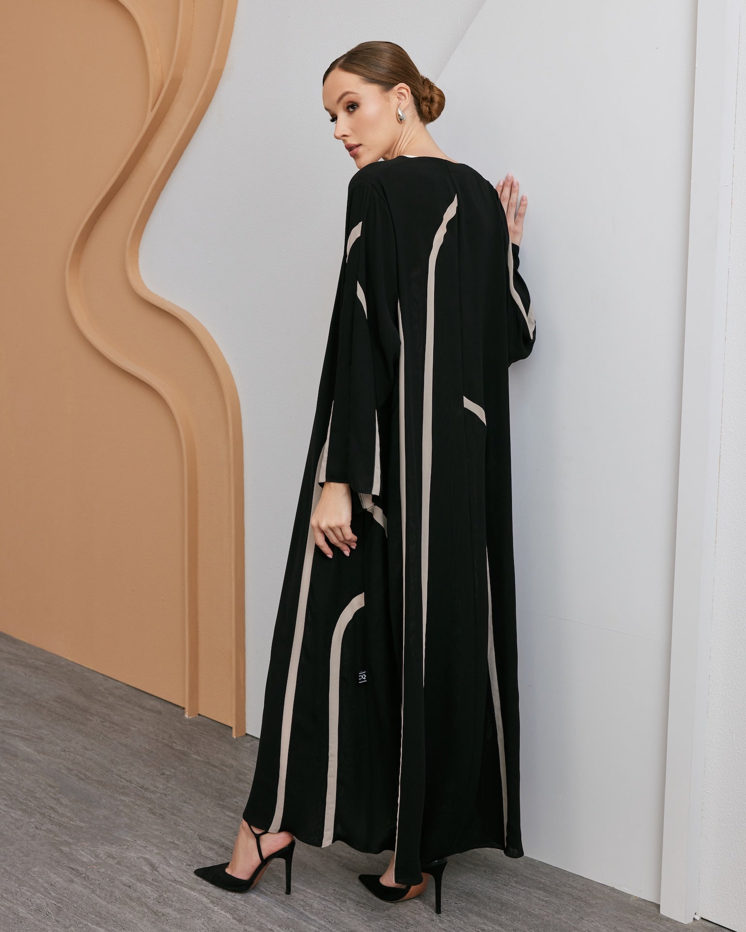 Vanita - The McQueen Boutique - Abaya - Abaya Dubai - Abaya Abu Dhabi - Abaya UAE - Abaya - Elegant - Luxury - Emirati - Classic - Modern - Occasion - Traditional - Trends - Embroidery - Modes