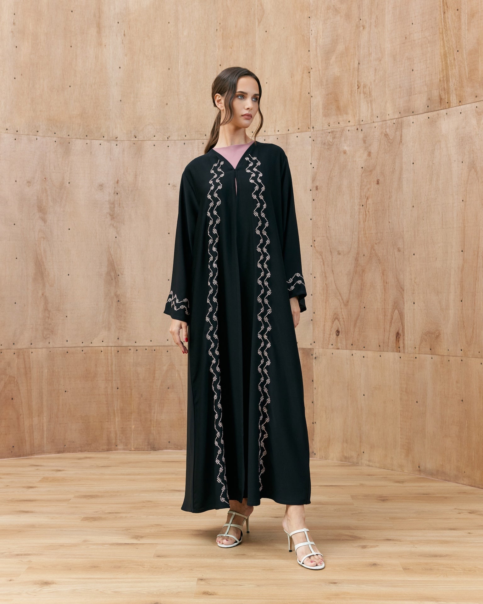 Veda - The McQueen Boutique - Abaya - Abaya Dubai - Abaya Abu Dhabi - Abaya UAE - Abaya - Elegant - Luxury - Emirati - Classic - Modern - Occasion - Traditional - Trends - Embroidery - Modes