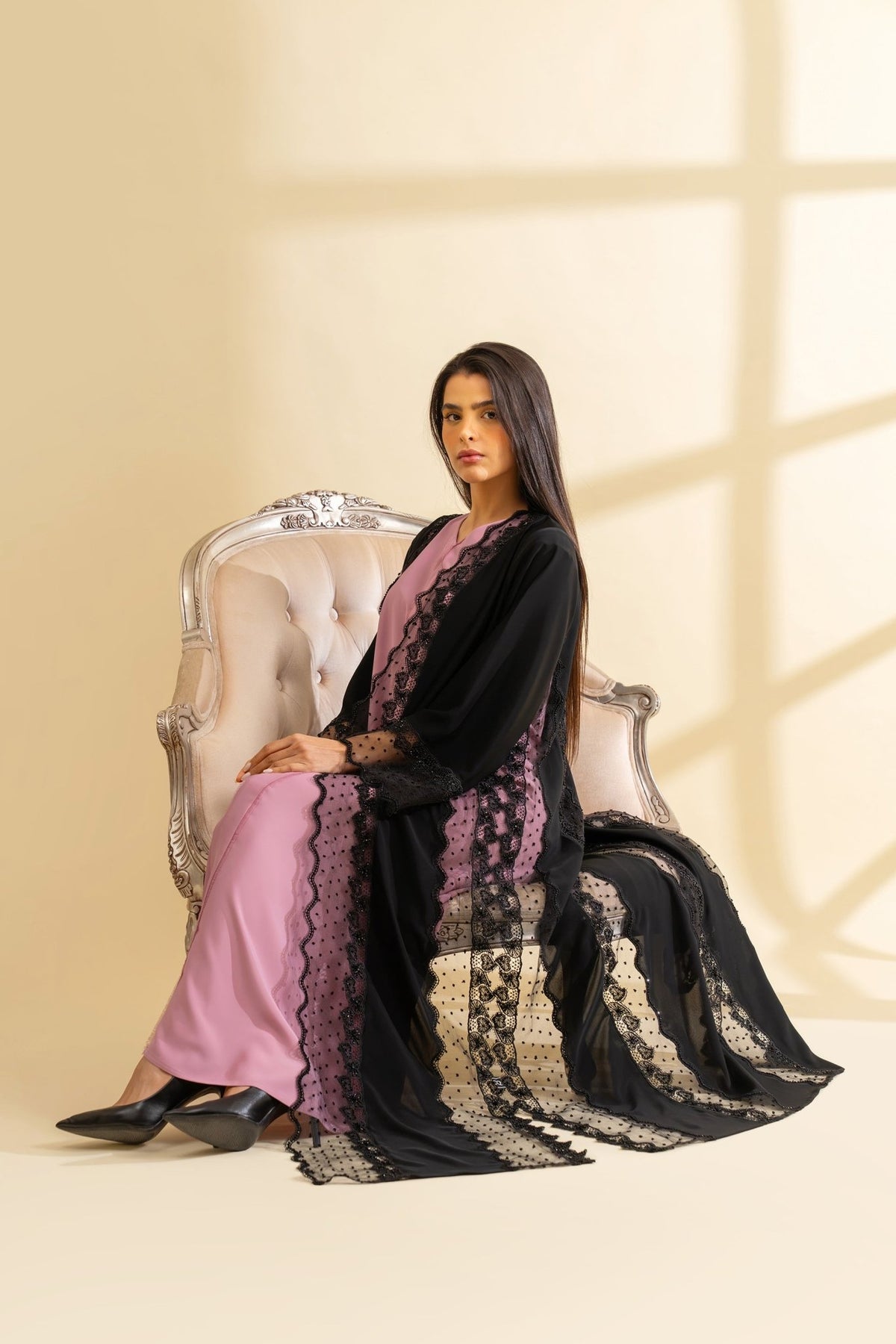 Vera - The McQueen Boutique - Abaya - Abaya Dubai - Abaya Abu Dhabi - Abaya UAE - Abaya - Elegant - Luxury - Emirati - Classic - Modern - Occasion - Traditional - Trends - Embroidery - Modes