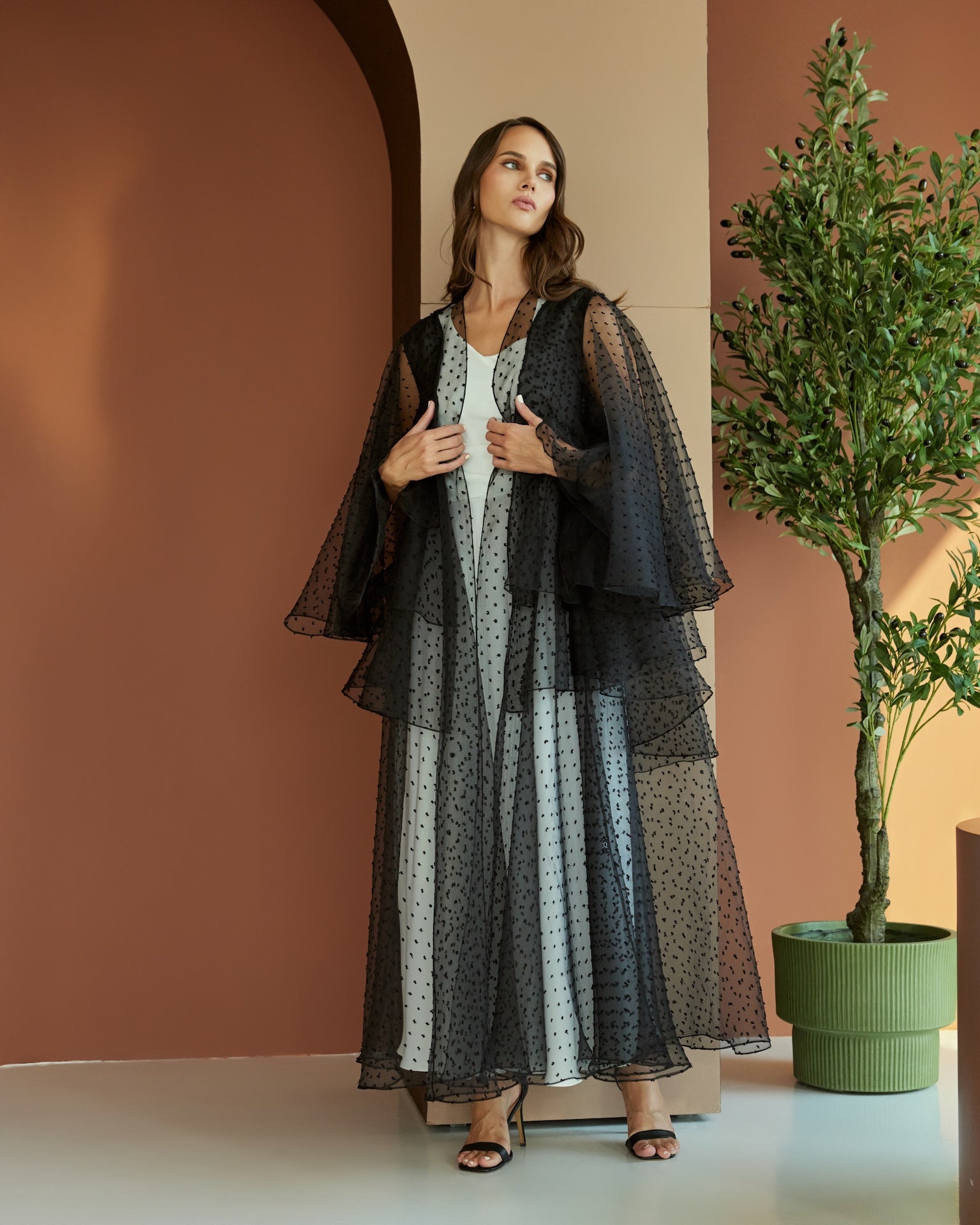 Viella - The McQueen Boutique - Abaya - Abaya Dubai - Abaya Abu Dhabi - Abaya UAE - Abaya - Elegant - Luxury - Emirati - Classic - Modern - Occasion - Traditional - Trends - Embroidery - Modes