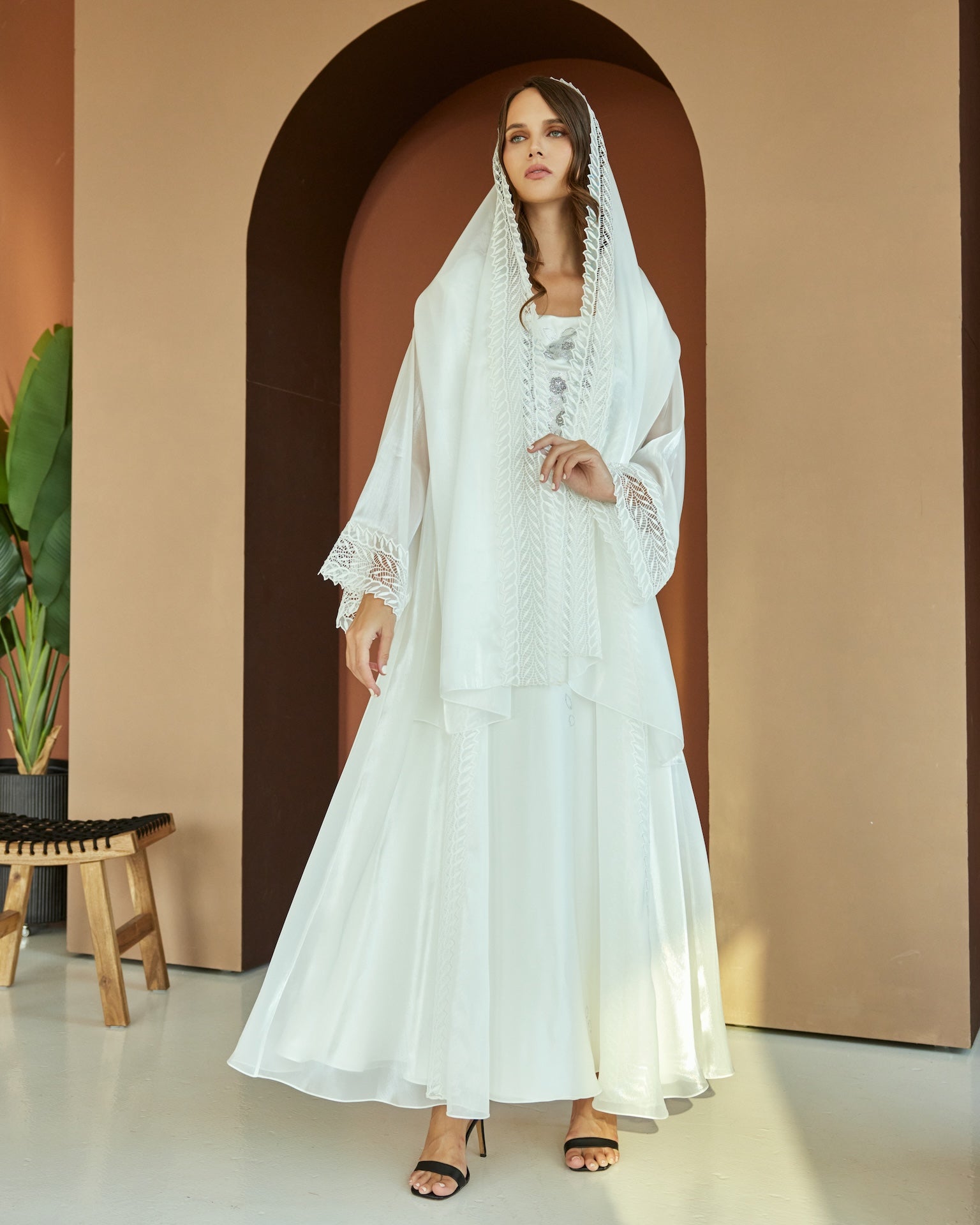 White Pearl - The McQueen Boutique - Abaya - Abaya Dubai - Abaya Abu Dhabi - Abaya UAE - Abaya - Elegant - Luxury - Emirati - Classic - Modern - Occasion - Traditional - Trends - Embroidery - Modes