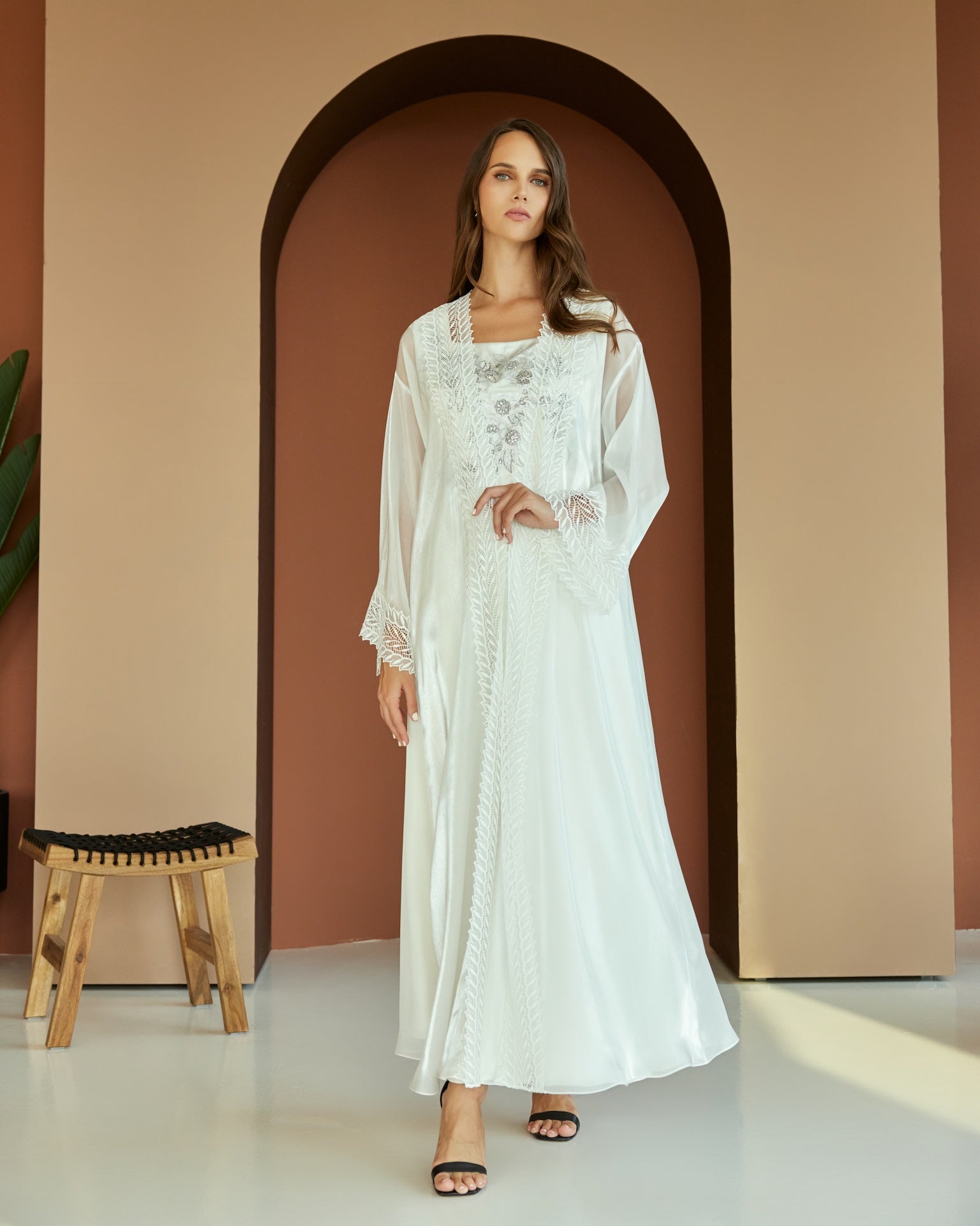 White Pearl - The McQueen Boutique - Abaya - Abaya Dubai - Abaya Abu Dhabi - Abaya UAE - Abaya - Elegant - Luxury - Emirati - Classic - Modern - Occasion - Traditional - Trends - Embroidery - Modes